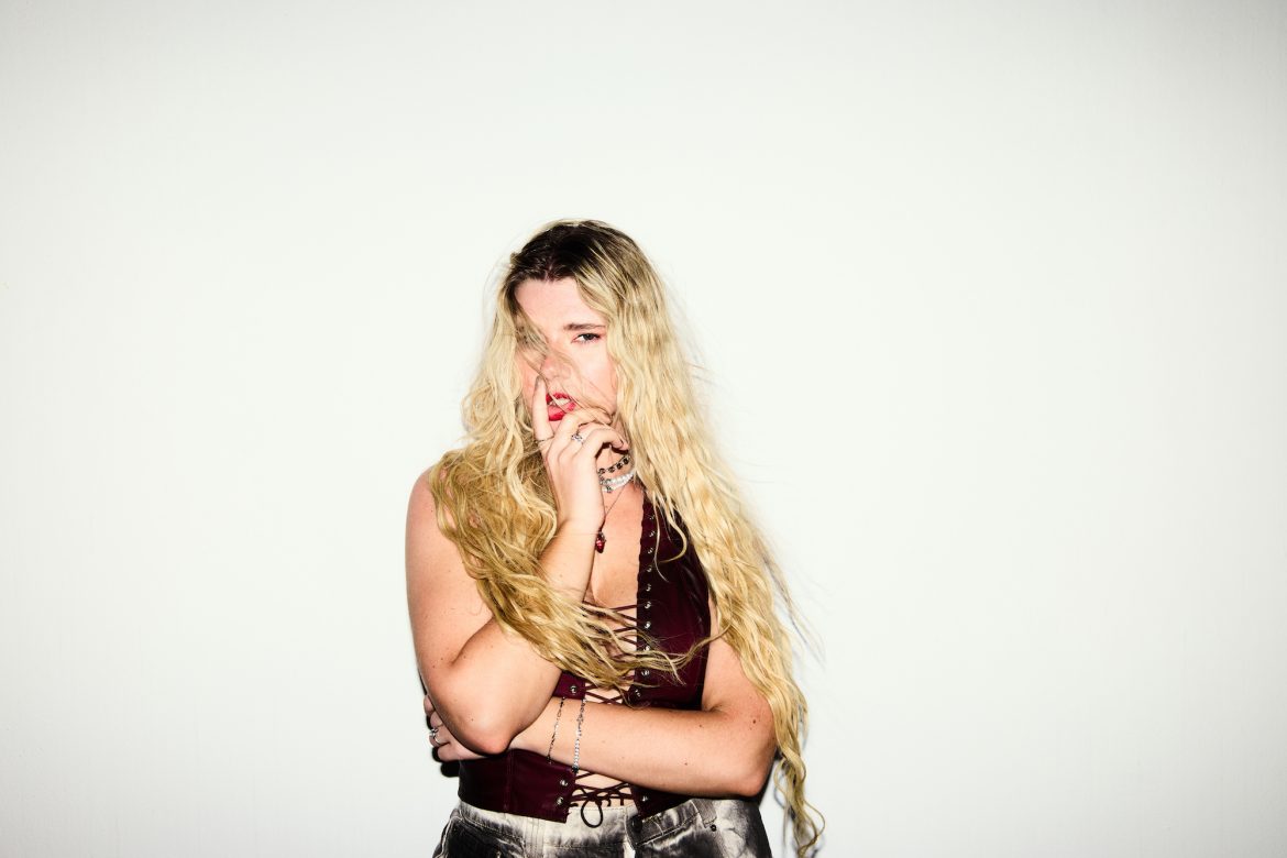 Lia Moss prezentuje nowy album „Kiss, Kiss, Kill Kill” – hymn o kobiecej sile i wrażliwości