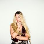 Lia Moss prezentuje nowy album „Kiss, Kiss, Kill Kill” – hymn o kobiecej sile i wrażliwości