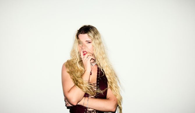 Lia Moss prezentuje nowy album „Kiss, Kiss, Kill Kill” – hymn o kobiecej sile i wrażliwości