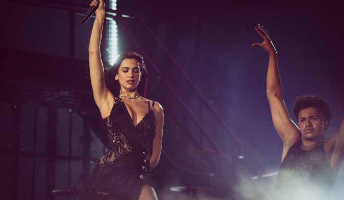 Dua Lipa o cierpieniu niewinnych: „Czuję się blisko tych, którzy doświadczają niesprawiedliwości”