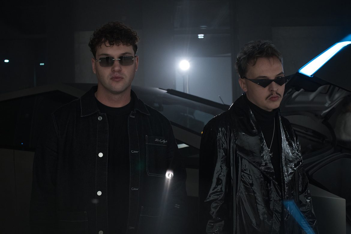 Wiatr i WacToja z futurystycznym singlem „CyberPink” – neonowy vibe, emocje i miejskie brzmienie