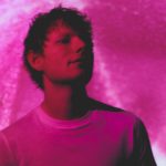 Ed Sheeran prezentuje „Play (Super Deluxe Edition)” – nową odsłonę globalnego hitu z 14 bonusami