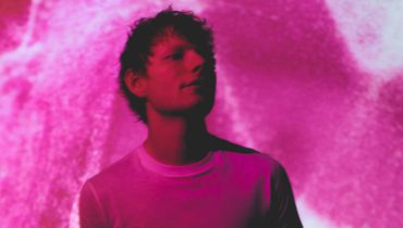 Ed Sheeran prezentuje „Play (Super Deluxe Edition)” – nową odsłonę globalnego hitu z 14 bonusami