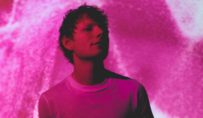 Ed Sheeran prezentuje „Play (Super Deluxe Edition)” – nową odsłonę globalnego hitu z 14 bonusami