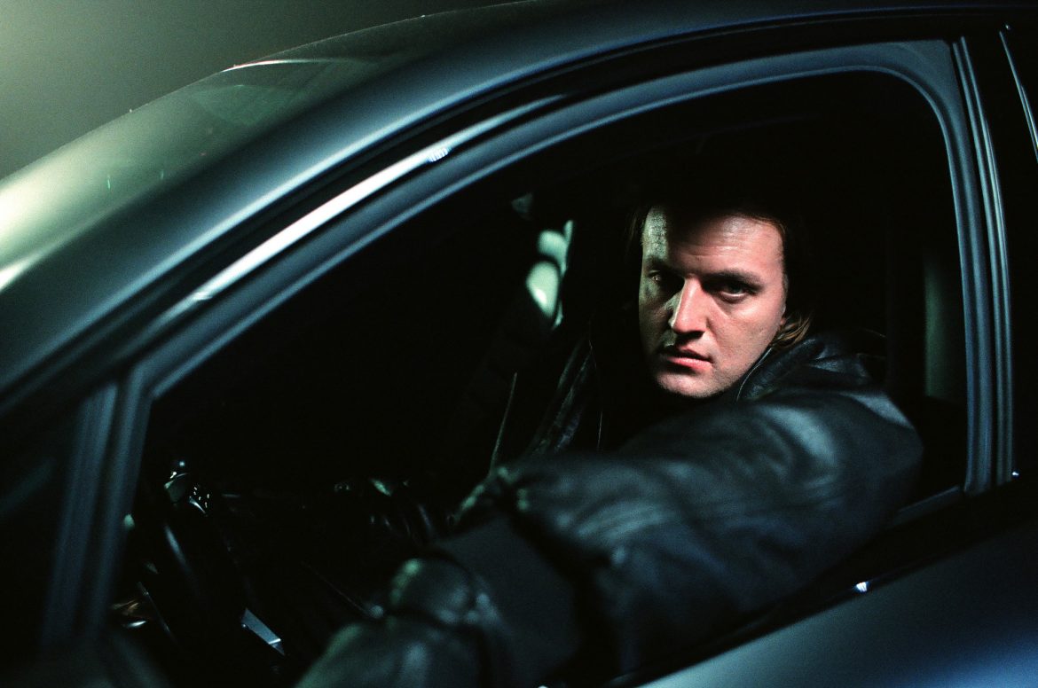 „Stabilny Grunt” – Guzior wraca po długiej przerwie z osobistym i surowym singlem