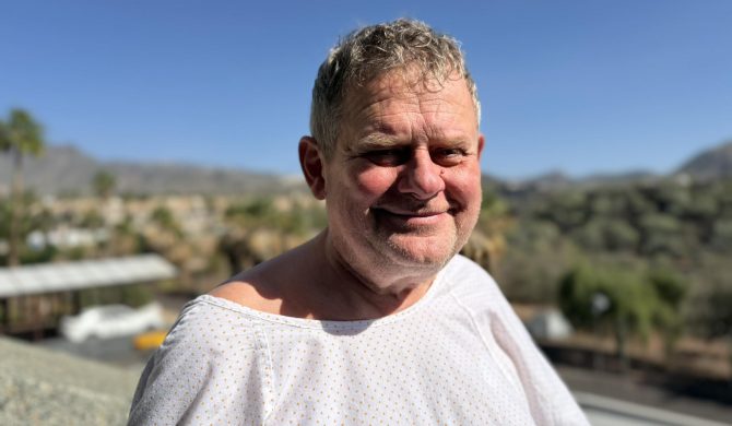 Muzycy Kultu przekazują nowe informacje o stanie zdrowia Kazika: „Może już samodzielnie pić wodę, zaczyna wstawać z łóżka”