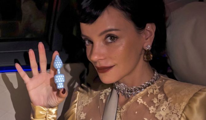 Lily Allen promuje nowy album sprzedając gadżet w kształcie korka analnego, który jest pendrivem