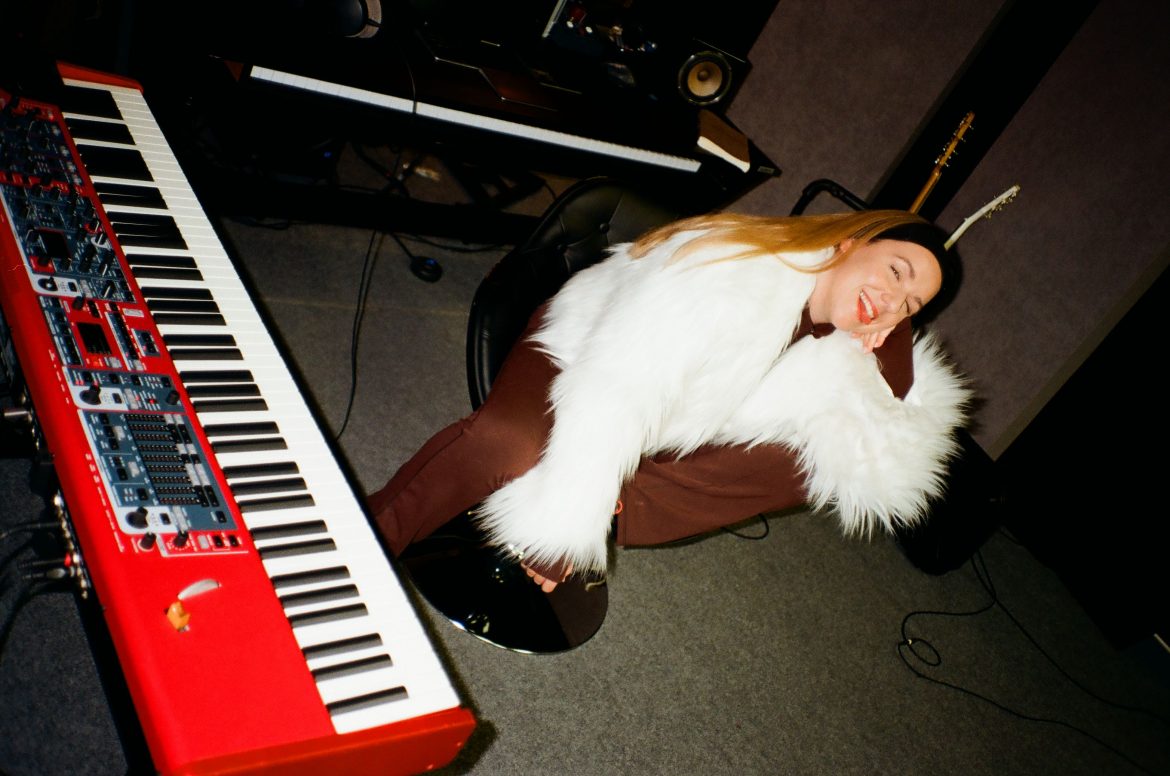 PAULA ROMA z premierą świątecznej piosenki „I tak do Was dojadę”