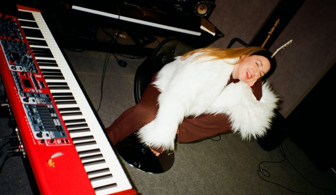 PAULA ROMA z premierą świątecznej piosenki „I tak do Was dojadę”