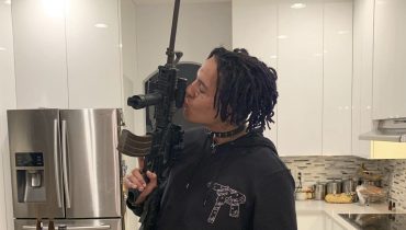 POORSTACY – matka i dziecko rapera byli w pokoju podczas jego śmierci. Została zatrzymana przez policję