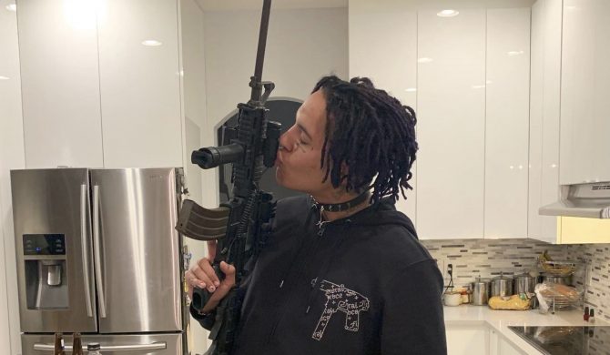 POORSTACY – matka i dziecko rapera byli w pokoju podczas jego śmierci. Została zatrzymana przez policję