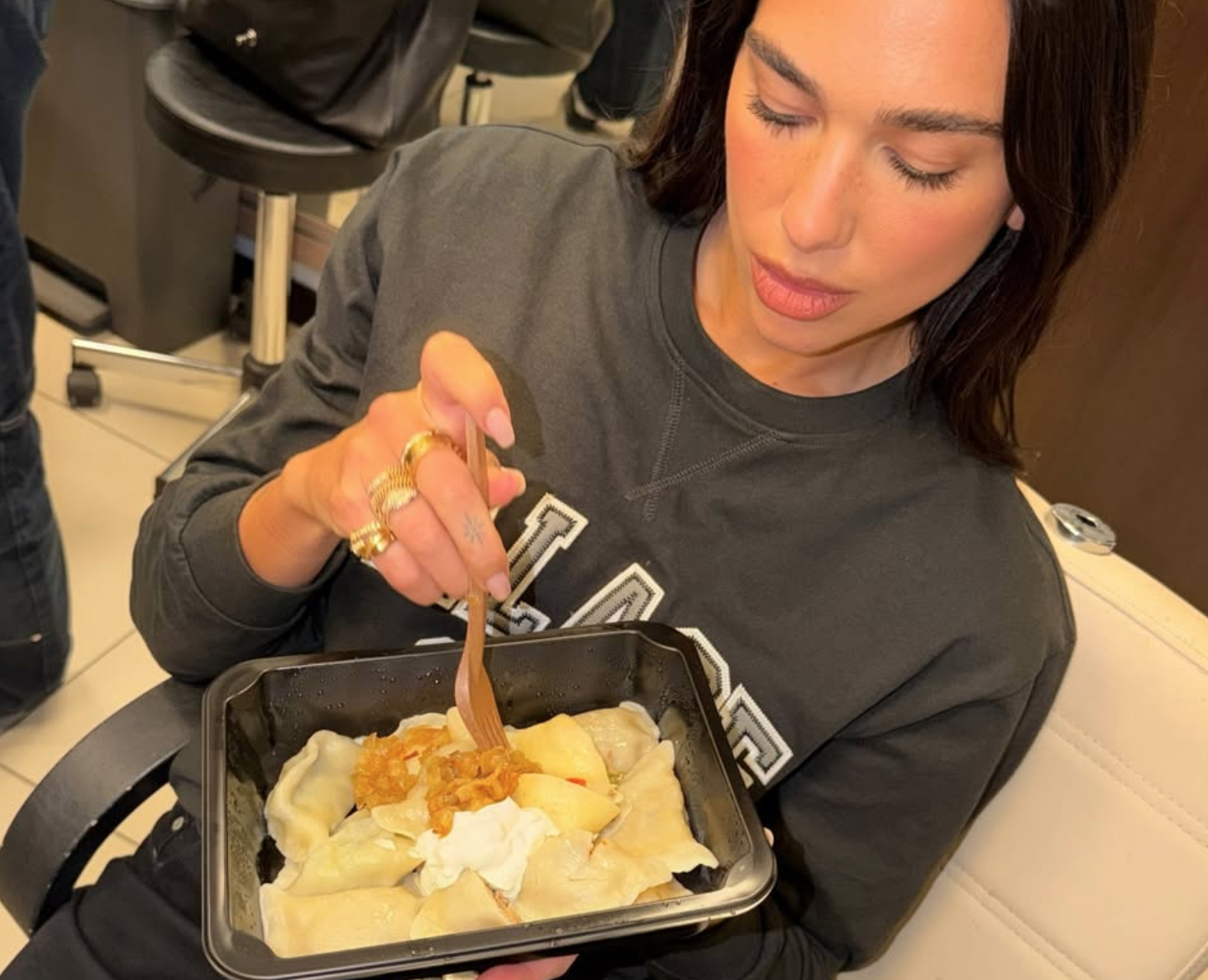 Dua Lipa wpadła do Warszawy na weekend. Na Instagramie pokazała się z pierogami