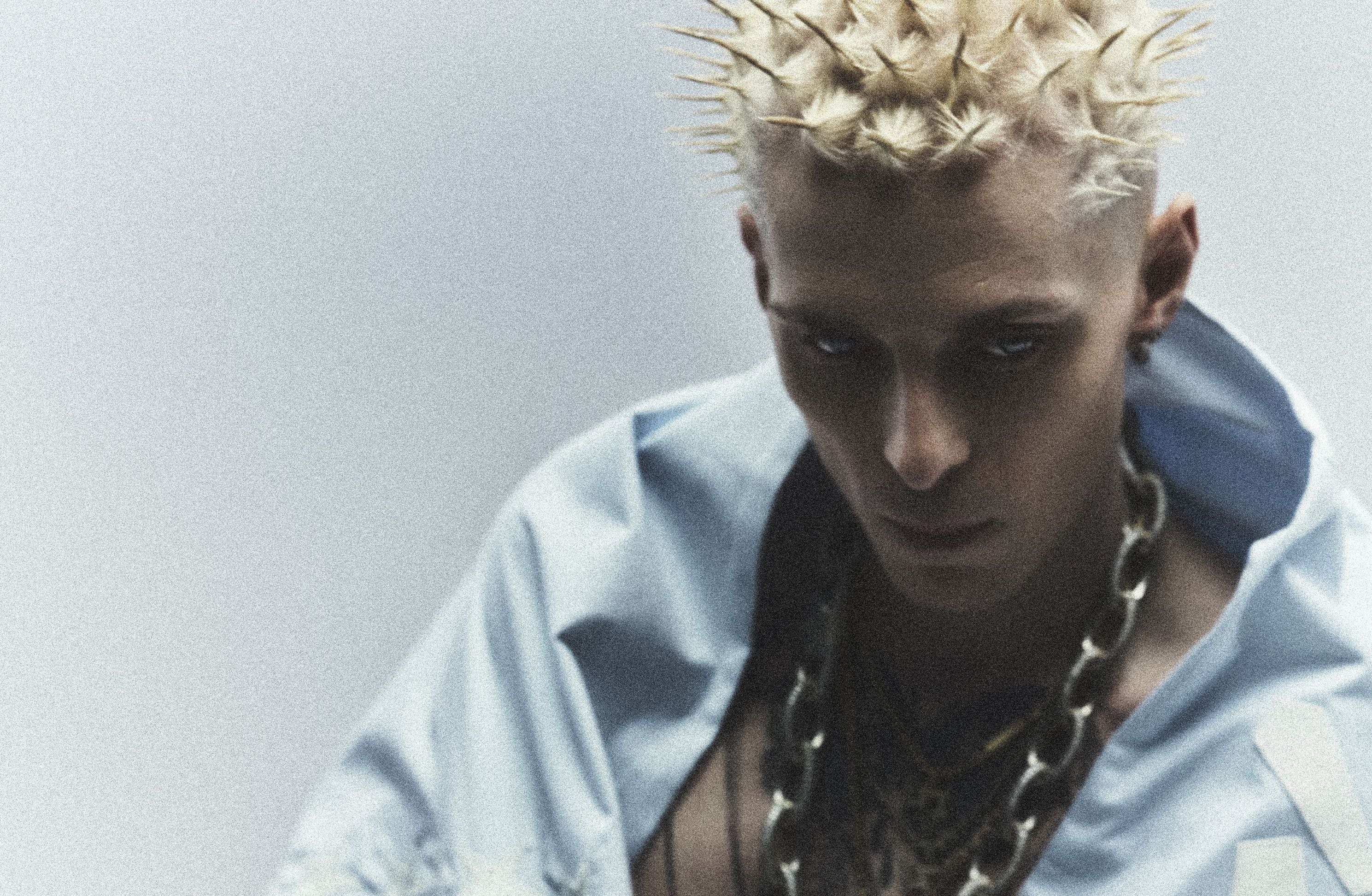 OKI wydał EP-kę. Na niej numer z Machine Gun Kellym i diss na Kinny’ego Zimmera. Cztery premierowe utwory w jednym video