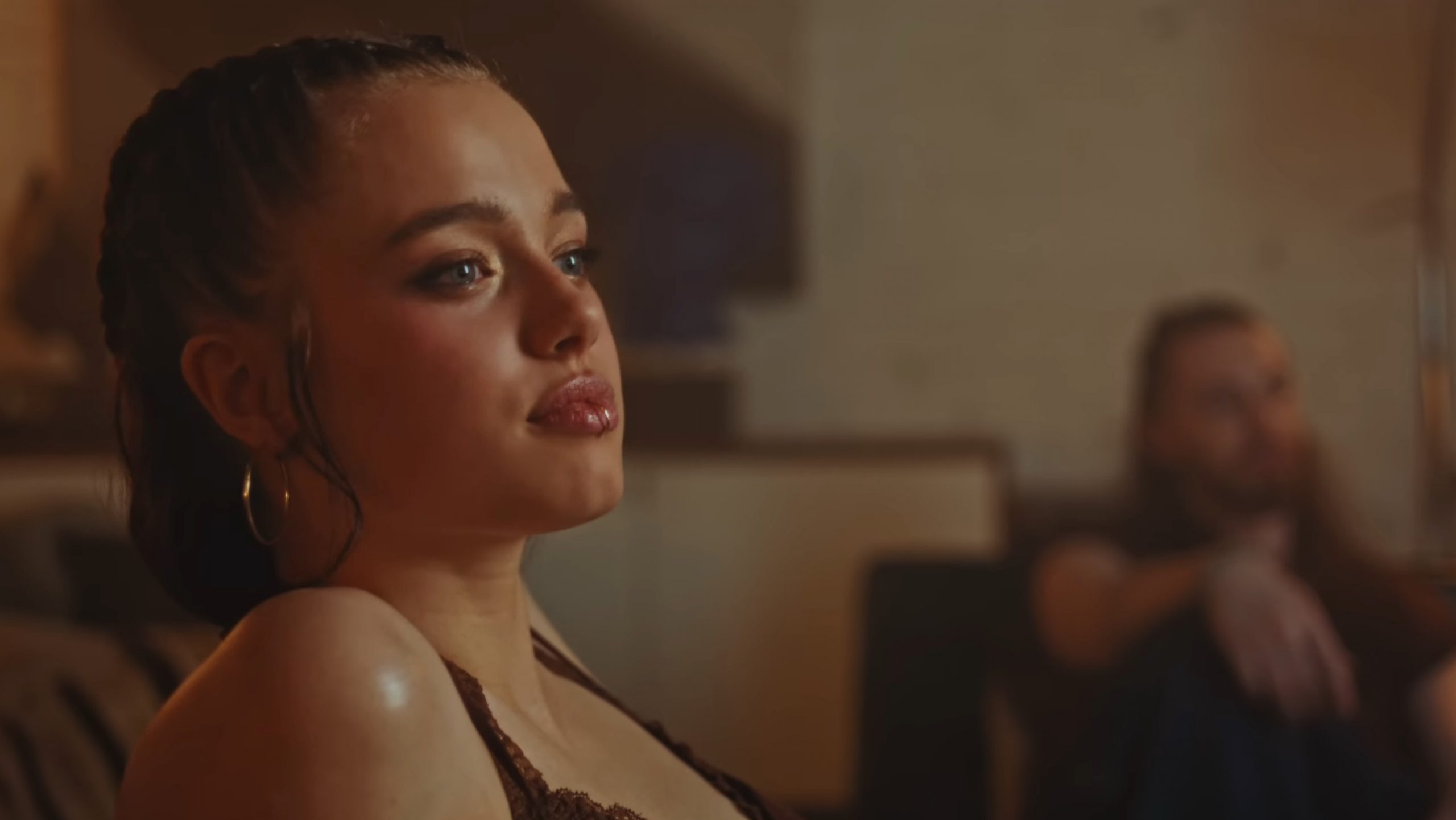 Córka Angeliny Jolie i Brada Pitta zagrała w teledysku koreańskiej artystki. 19-latka jest kopią swojej mamy