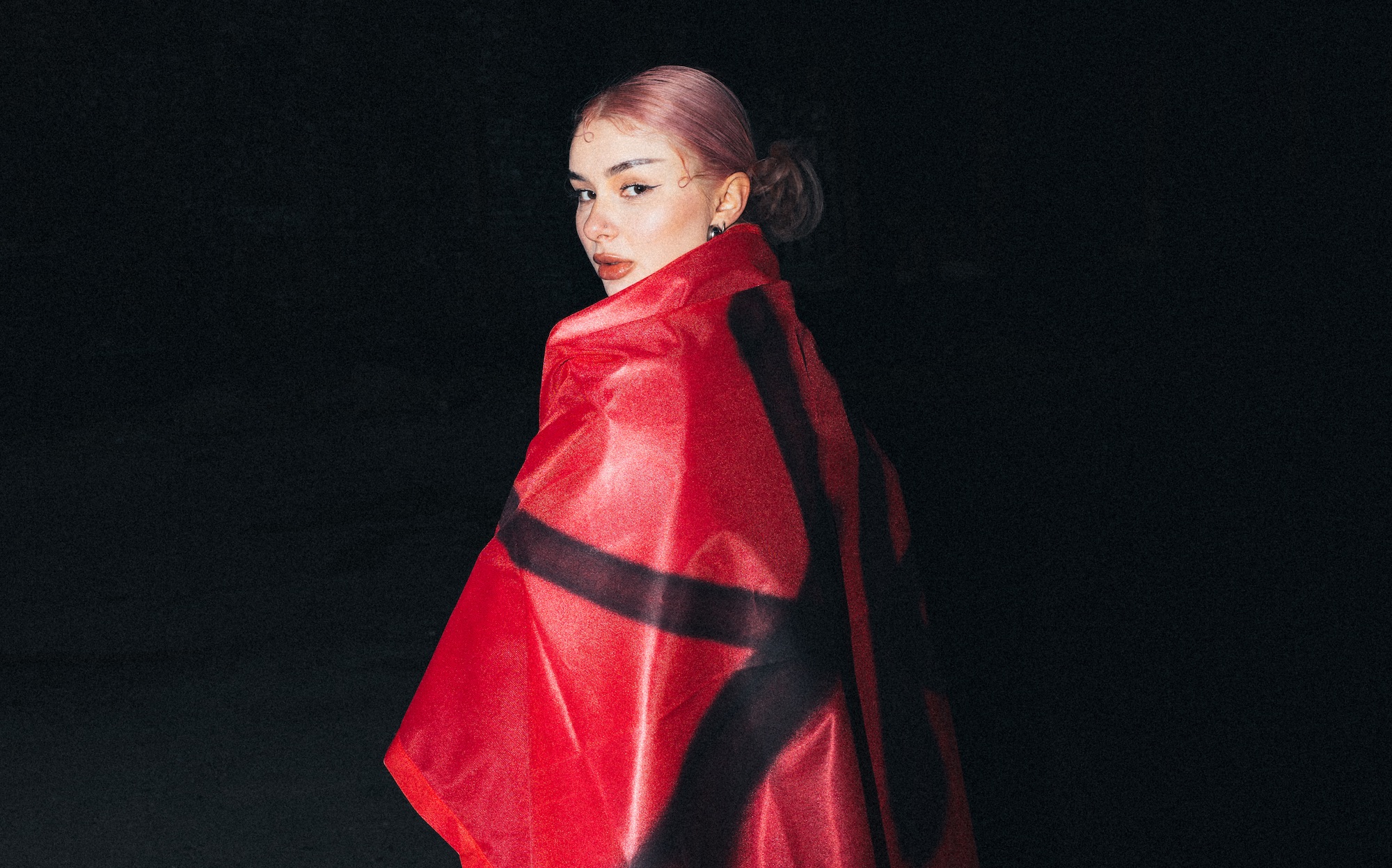 Zdunekk wraca z nowym singlem „chodź się spotkkać”. Raperka pokazuje bardziej melodyjną stronę