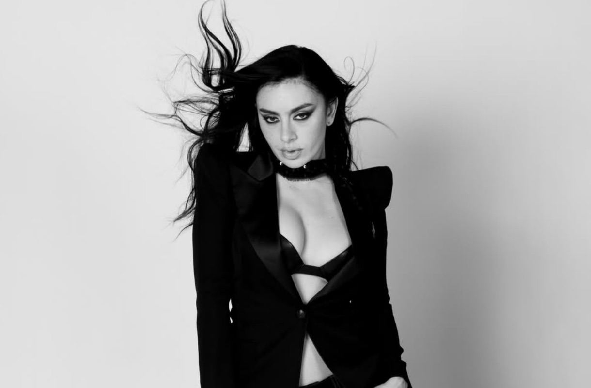 Charli XCX prezentuje nowy utwór „Playboy Bunny”. Punkowe B-side do singla „SS26”