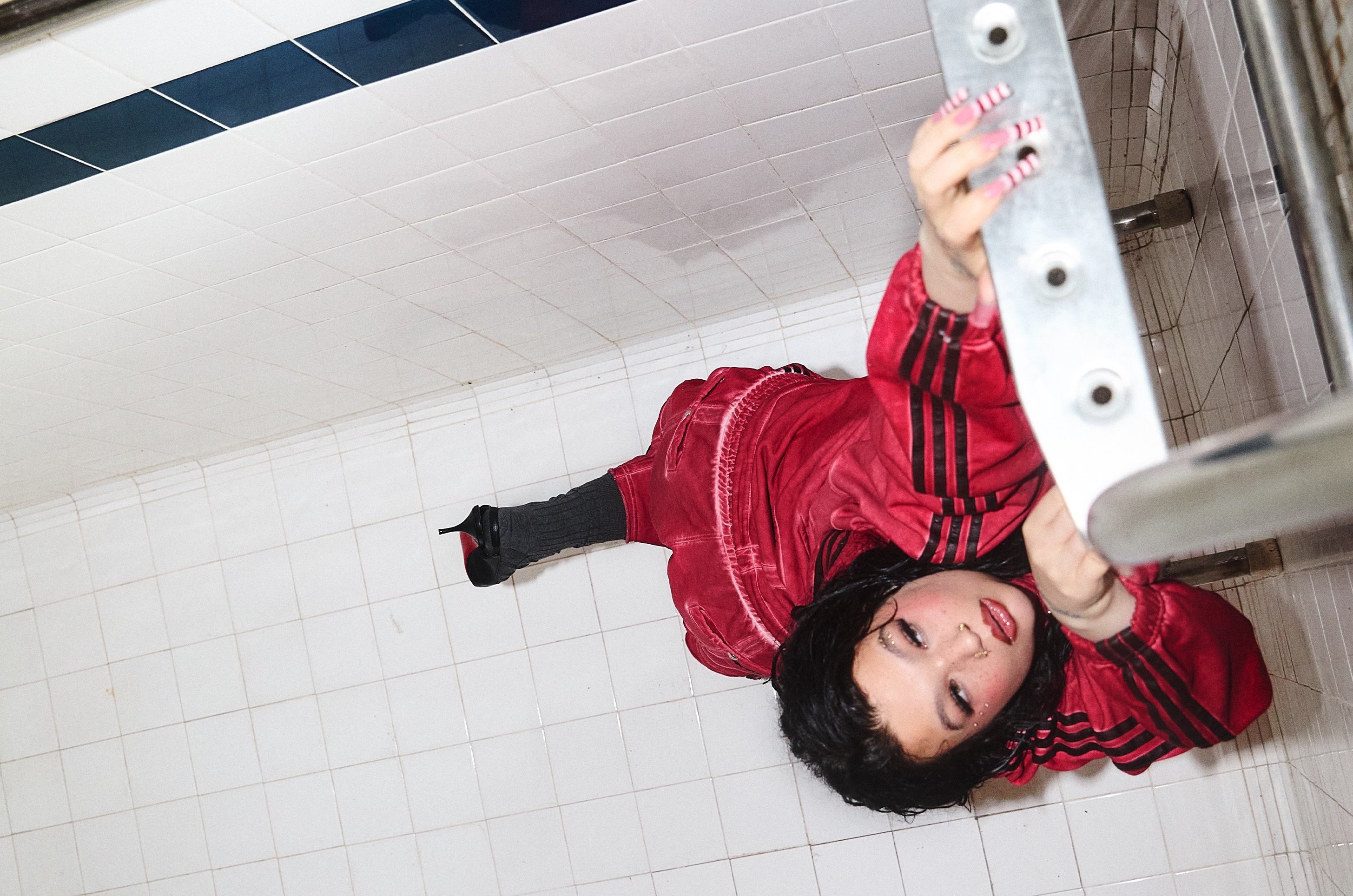 Lola Young wraca z nowym singlem „From Down Here”. Artystka otwiera nowy rozdział kariery