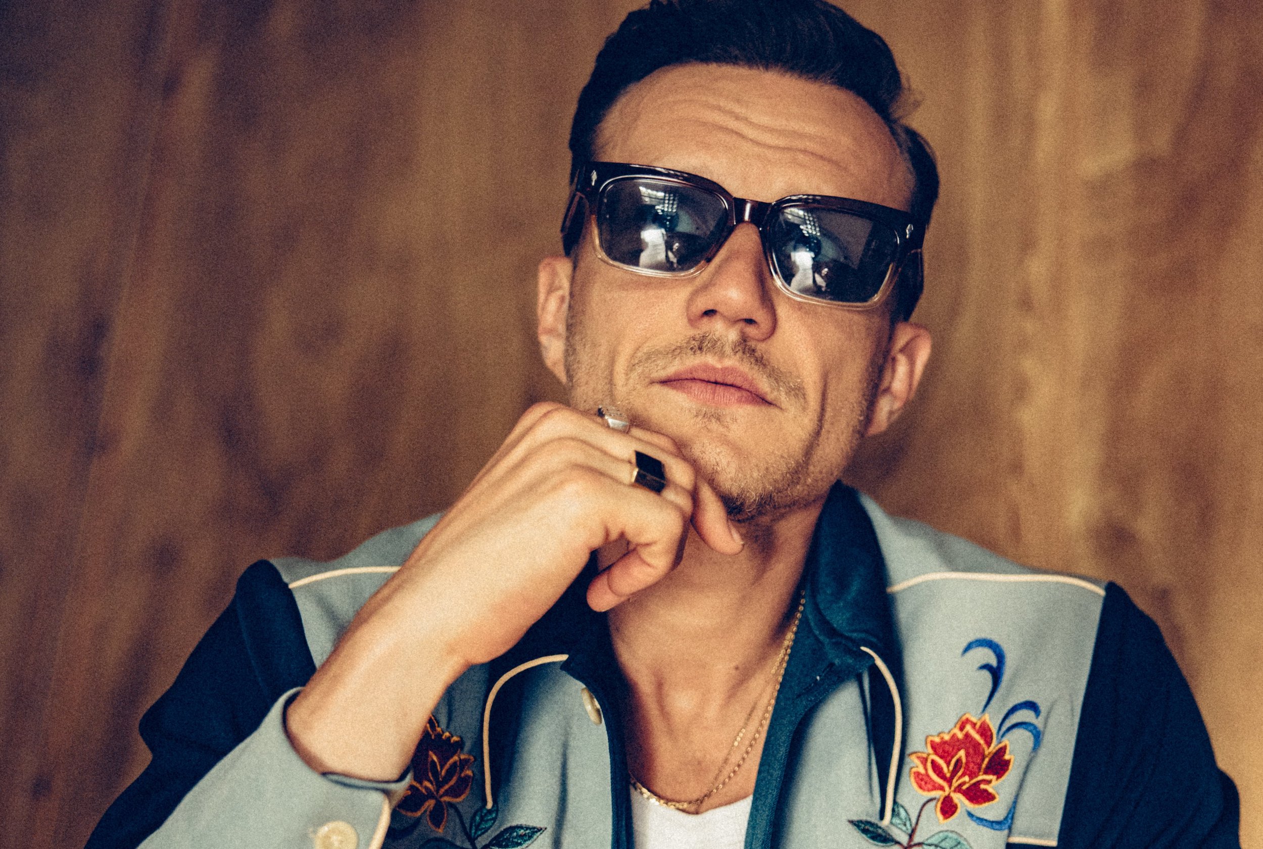 „Nie ma miejsca jak dom” – nowy singiel Mroza ma szansę podbić lato