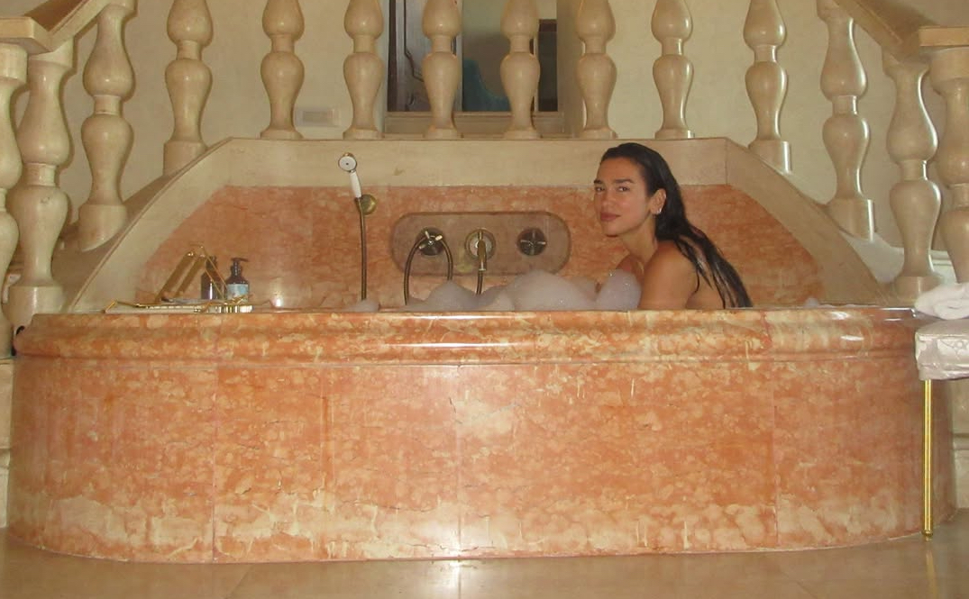 Dua Lipa pokazuje miesiąc miodowy we Włoszech. Romantyczne zdjęcia z Amalfi i Rzymu zachwyciły fanów