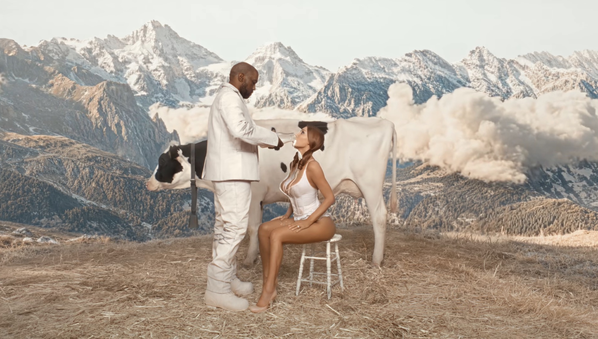 Półnaga Bianca Censori doi krowę w nowym teledysku Kanye Westa