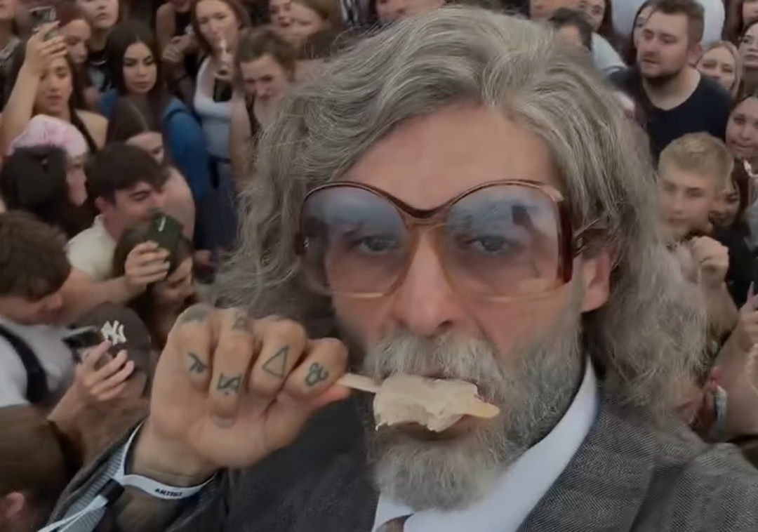 Quebo przebrany za starca zaskoczył fanów na Łódź Summer Festival. Dziadzionafide rozdawał nowe lody swojej marki MISS TI