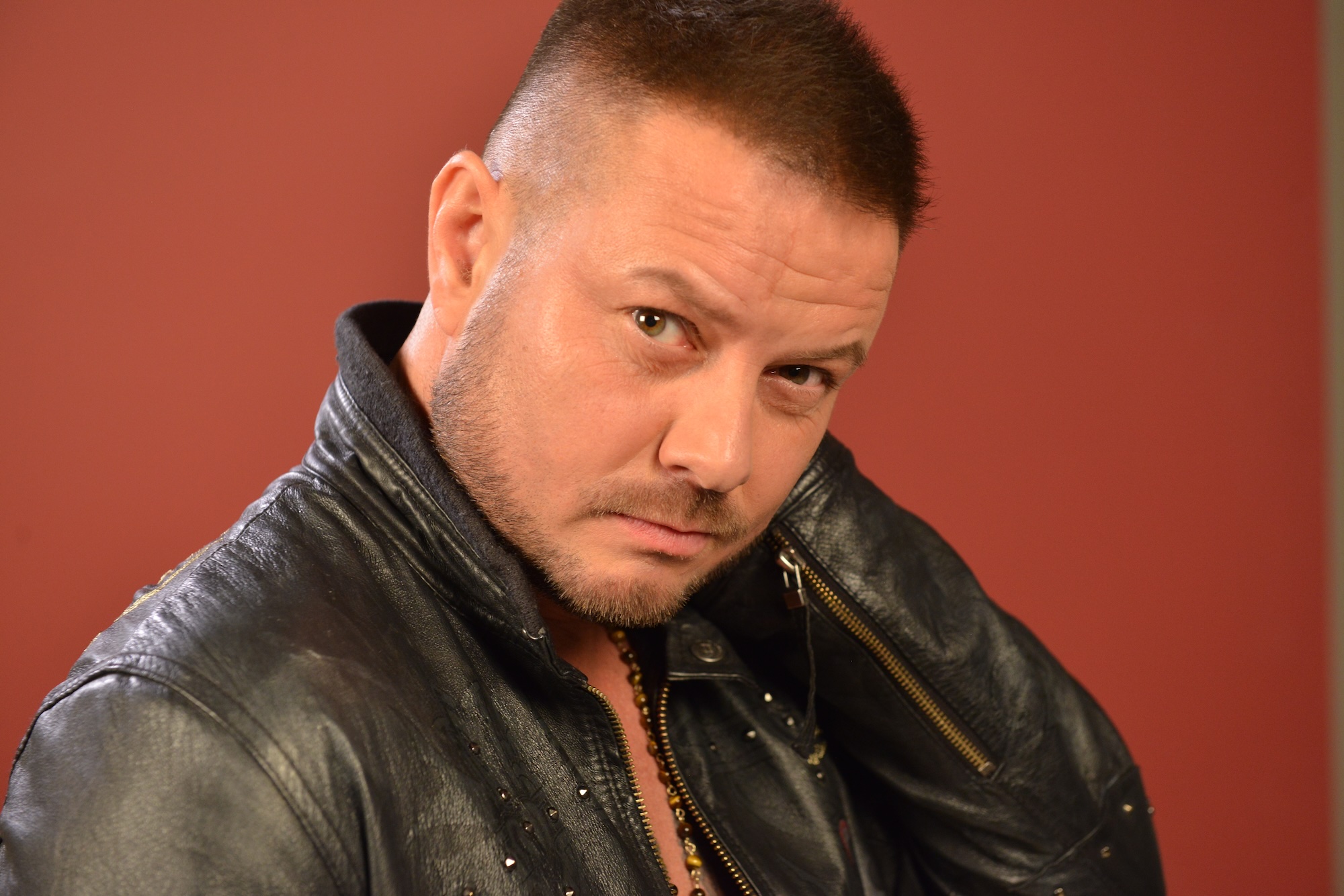 Nowa wersja „Jednej na milion” osiągnęła 40 milionów wyświetleń. Bartek Wrona wraca z nowym singlem