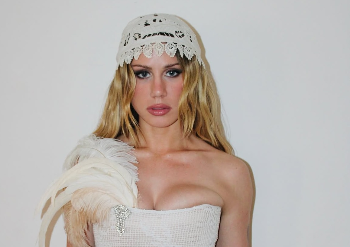 Slayyyter sięgnęła po klasyk Hole. Courtney Love zachwycona jej wersją „Violet”