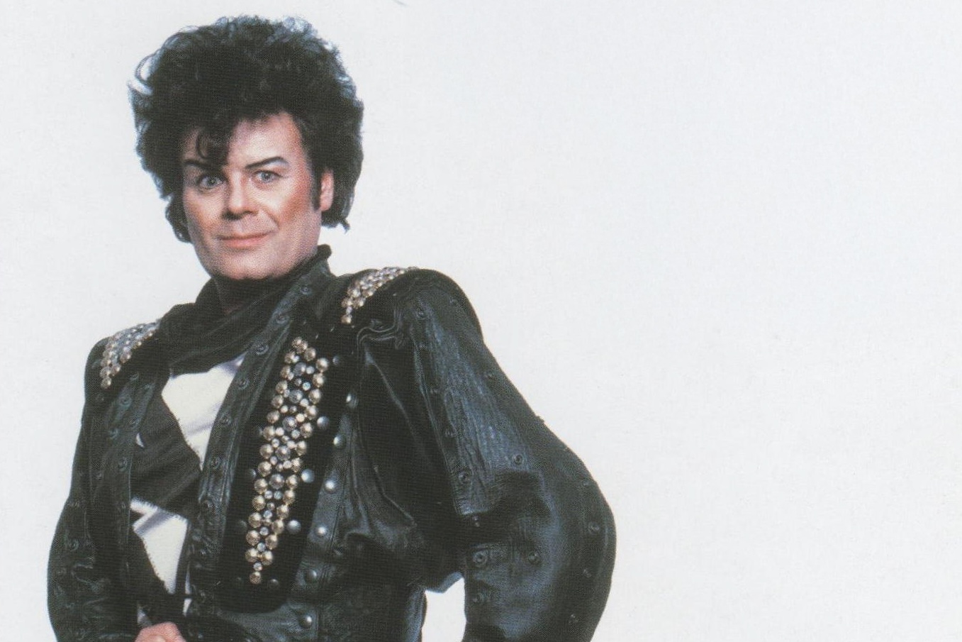 Gary’emu Glitterowi postawiono osiem zarzutow wykorzystywania seksualnego 11-latki. Muzyk nie przyznaje winy