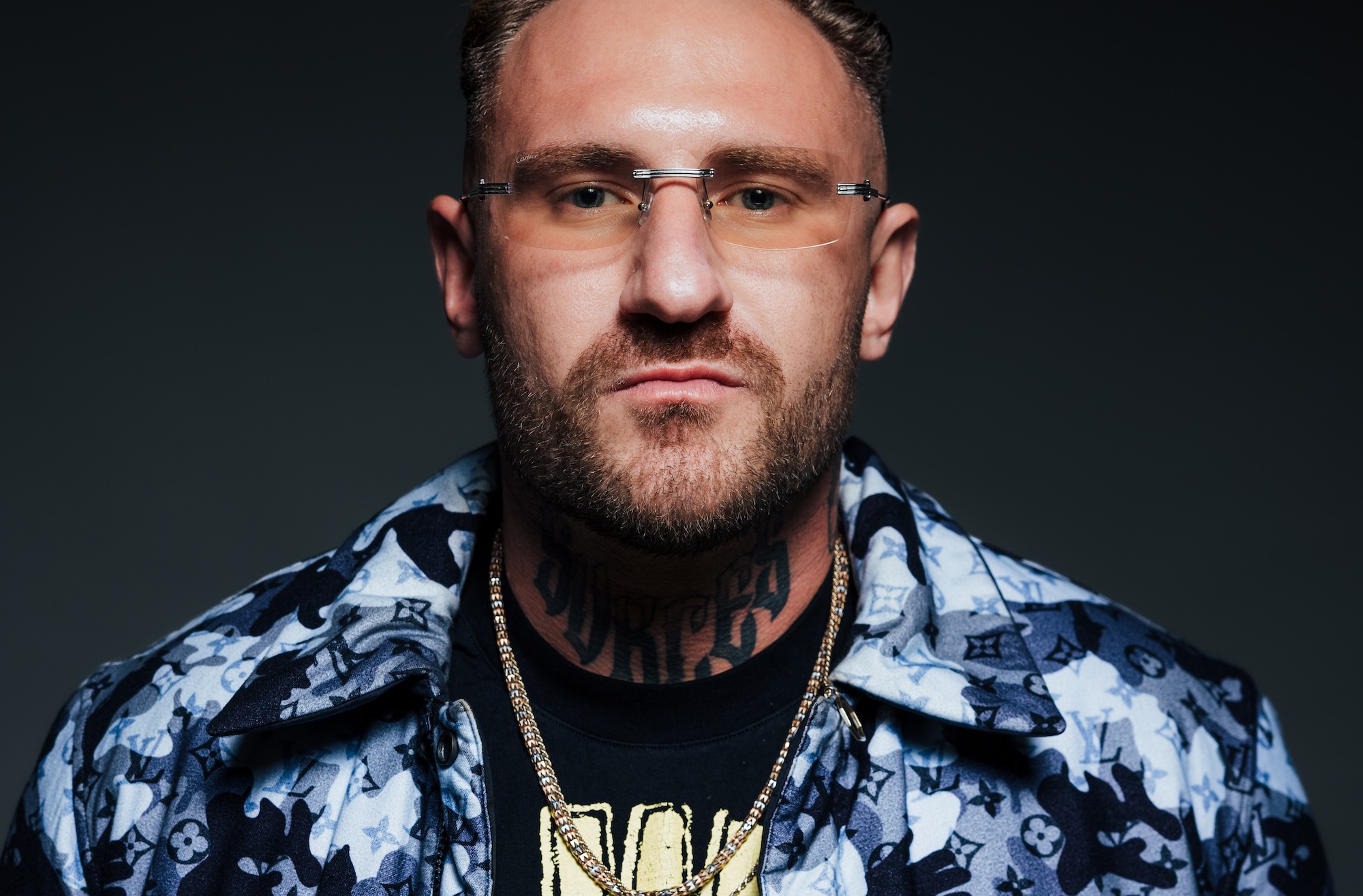 Kizo ogłosił nowy album „Prezesura”. Bedoes, Pezet, Julia Wieniawa, Modelki, Rów Babicze, Natalisa i inni wśród gości