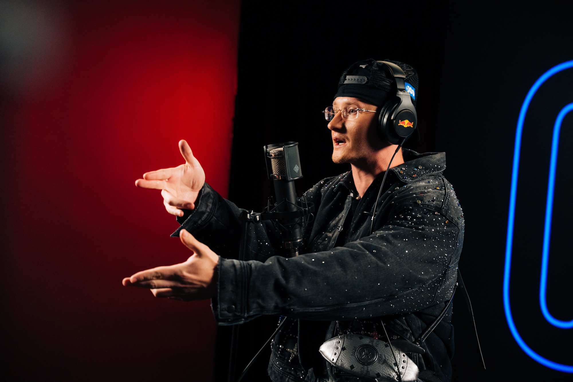 „Chcę prywatny helikopter, stację tak jak Skolim”. Young Igi nagrał własne Red Bull 64 Bars