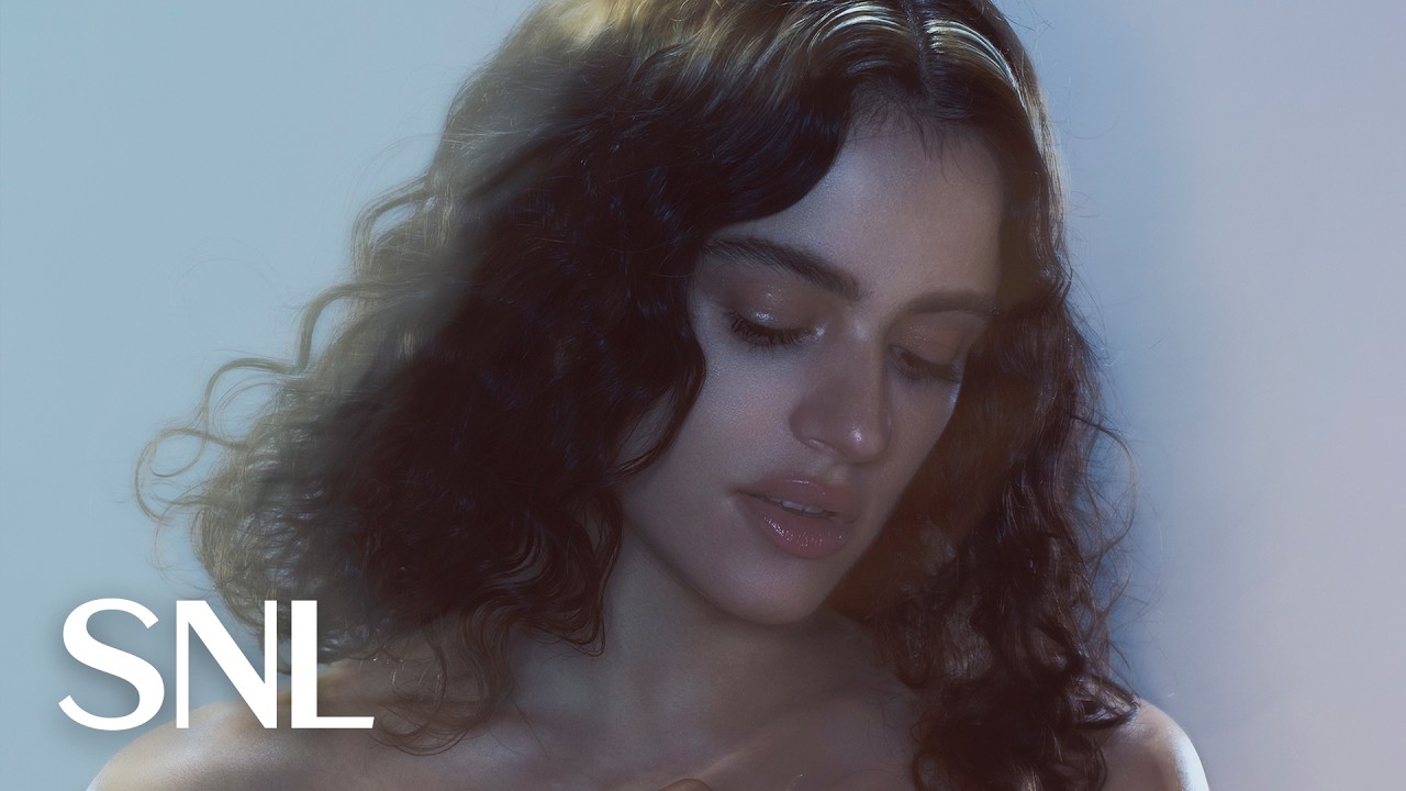 Rosalía zachwyciła w „Saturday Night Live”. Zaśpiewała na pointach i w strugach deszczu