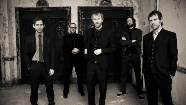 The National w sklepach