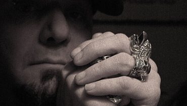 Były wokalista Iron Maiden wolny