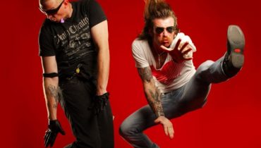 Lider Eagles Of Death Metal wyda solo