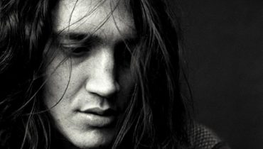 John Frusciante boi się o swoją rodzinę