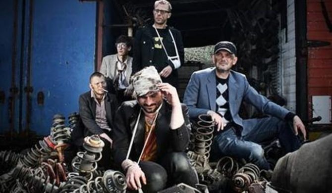 Kombajn Do Zbierania Kur Po Wioskach jesienią