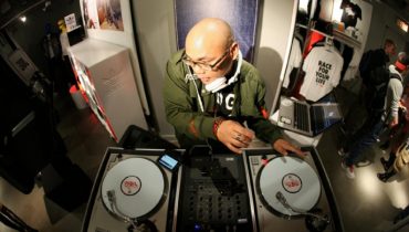 Neil Armstrong na adidas Originals Rocks The Floor