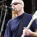 Były basista Queens Of The Stone Age nie przyznaje się do winy