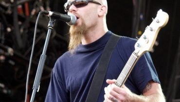 Były basista Queens Of The Stone Age nie przyznaje się do winy