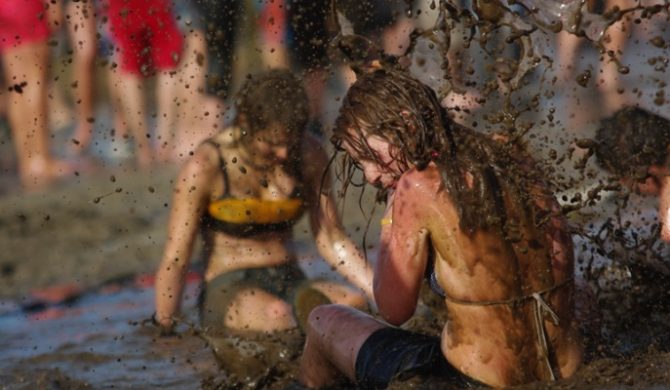 Błotne zabawny Woodstock`owiczów (Foto)