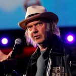 Neil Young z zespołem koweruje hymn (audio)