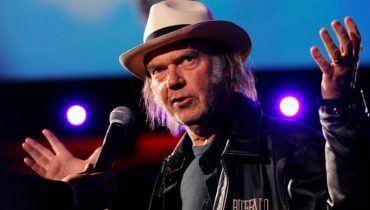 Neil Young z zespołem koweruje hymn (audio)