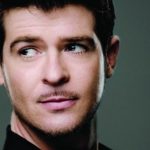 Robin Thicke składa hołd Houston