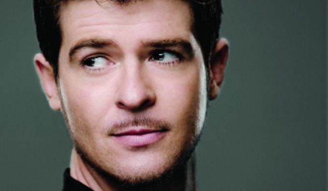 Robin Thicke składa hołd Houston