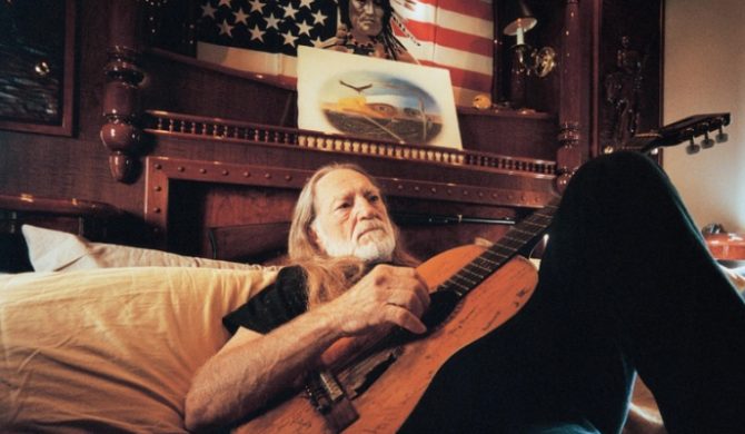 Willie Nelson koweruje Pearl Jam – video