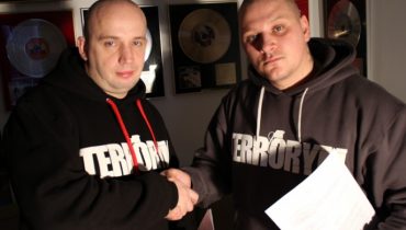 Buczer w nowych klipach z Peją i Trzecim Wymiarem