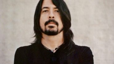 Dave Grohl w metalowym kowerze ABBA – audio