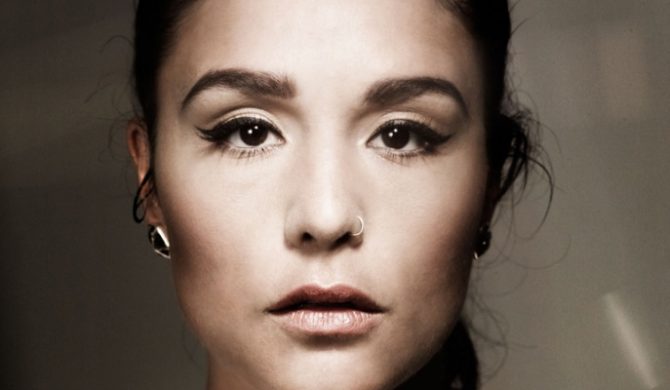 Jessie Ware koweruje Rihannę – video