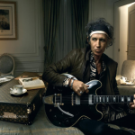 Keith Richards ślęczy nad autobiografią
