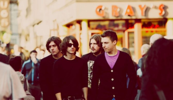 Arctic Monkeys coverują Drake`a (wideo)